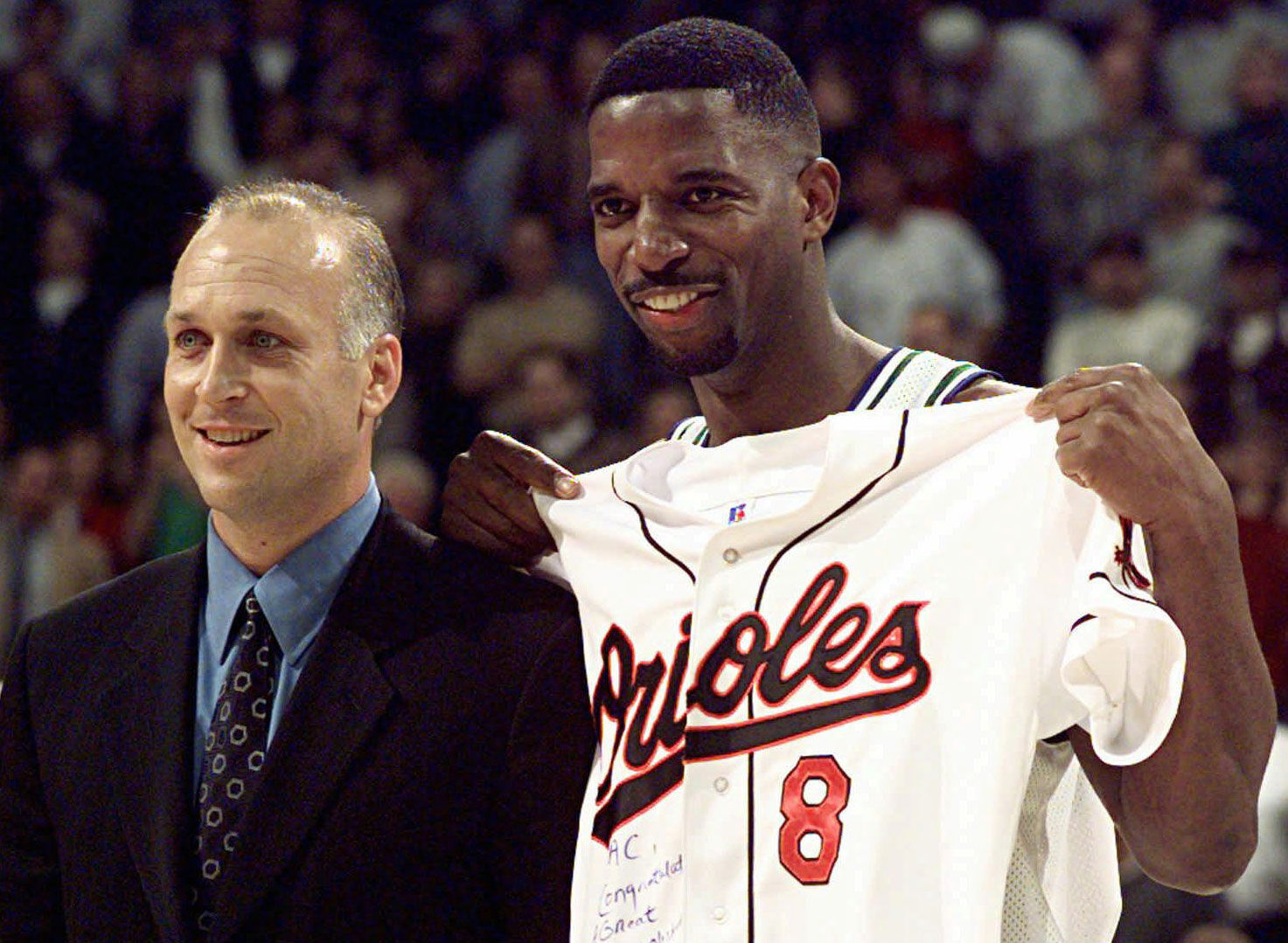 1997: Mavericks’ A.C. Green breaks NBA record with 907th consecutive game